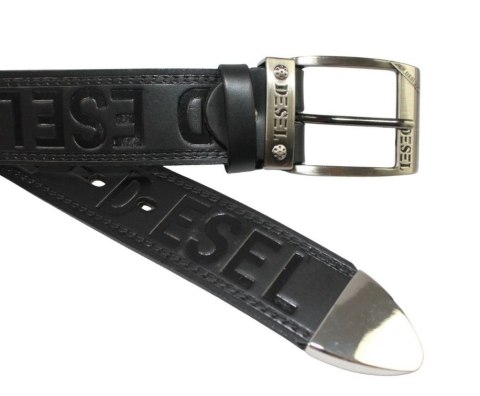Pasek Skórzany PAS-MAX (PL) Tłoczony "DESEL" Z Metalową Końcówką Skóra Licowa EXTRA 40 mm CZARNY Imitacja Szycia Cienką Nitką Pasek Skórzany PAS-MAX (PL) Tłoczony "DESEL" Z Metalową Końcówką Skóra Licowa EXTRA 40 mm CZARNY Imitacja Szycia Cienką Nitką
